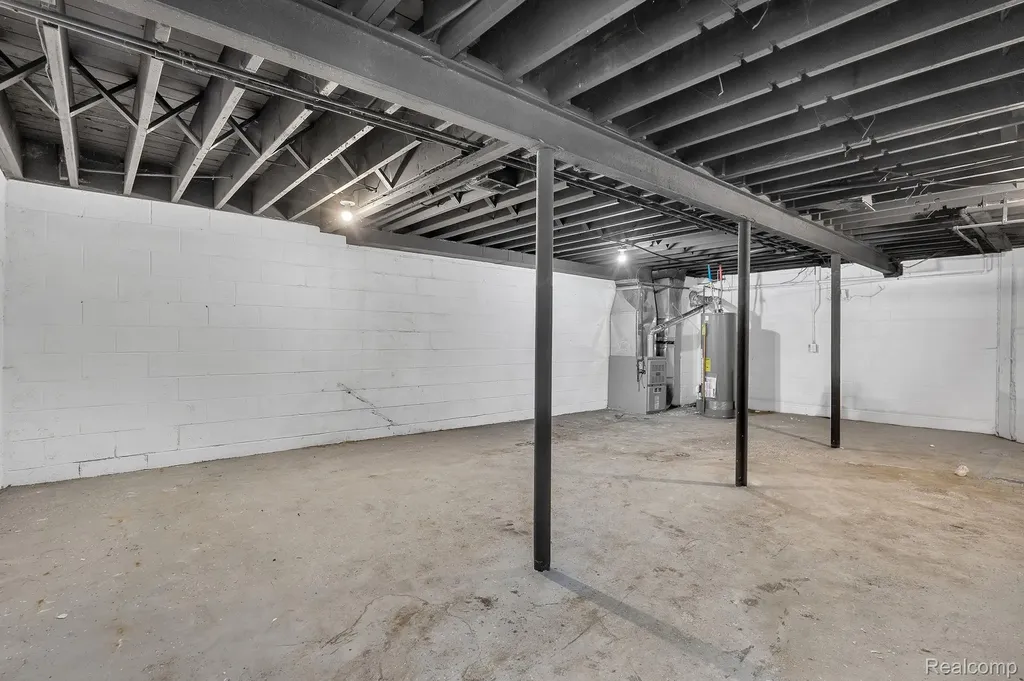 20500 W Warren Detroit City MI 48228