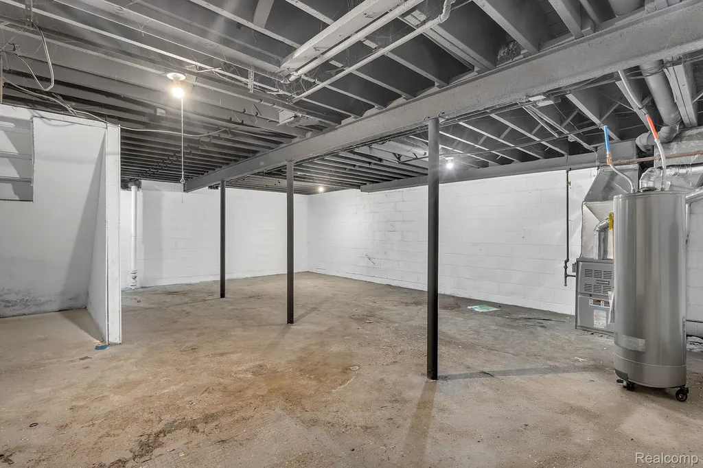 20500 W Warren Detroit City MI 48228