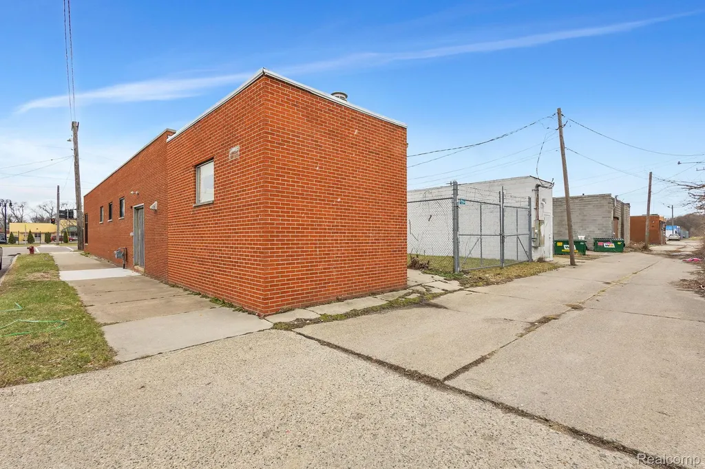 20500 W Warren Detroit City MI 48228