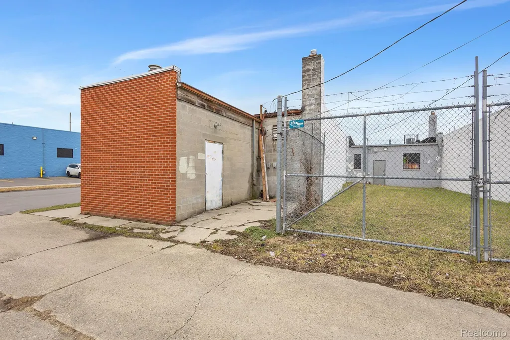 20500 W Warren Detroit City MI 48228