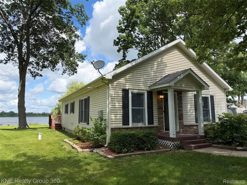 1525 Shoreline Drive Hartland Township MI 48353