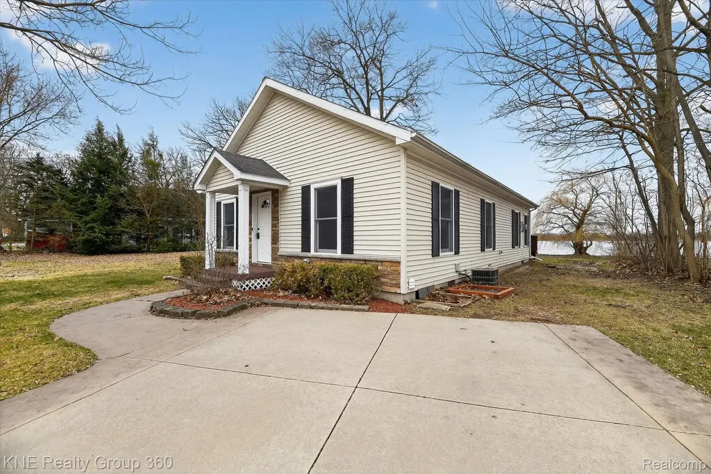 1525 Shoreline Drive Hartland Township MI 48353