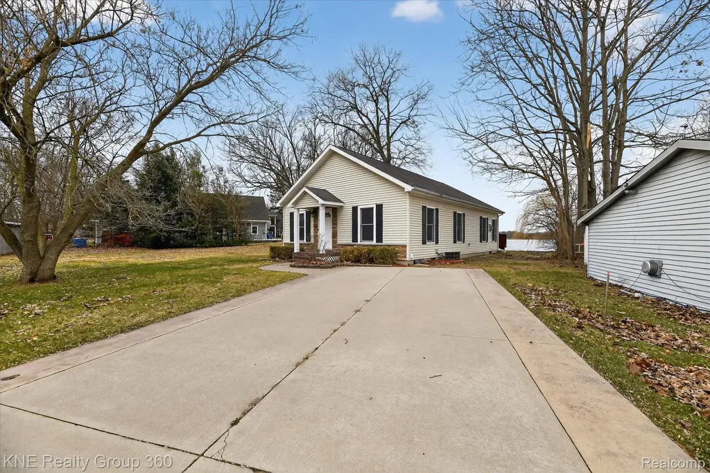 1525 Shoreline Drive Hartland Township MI 48353