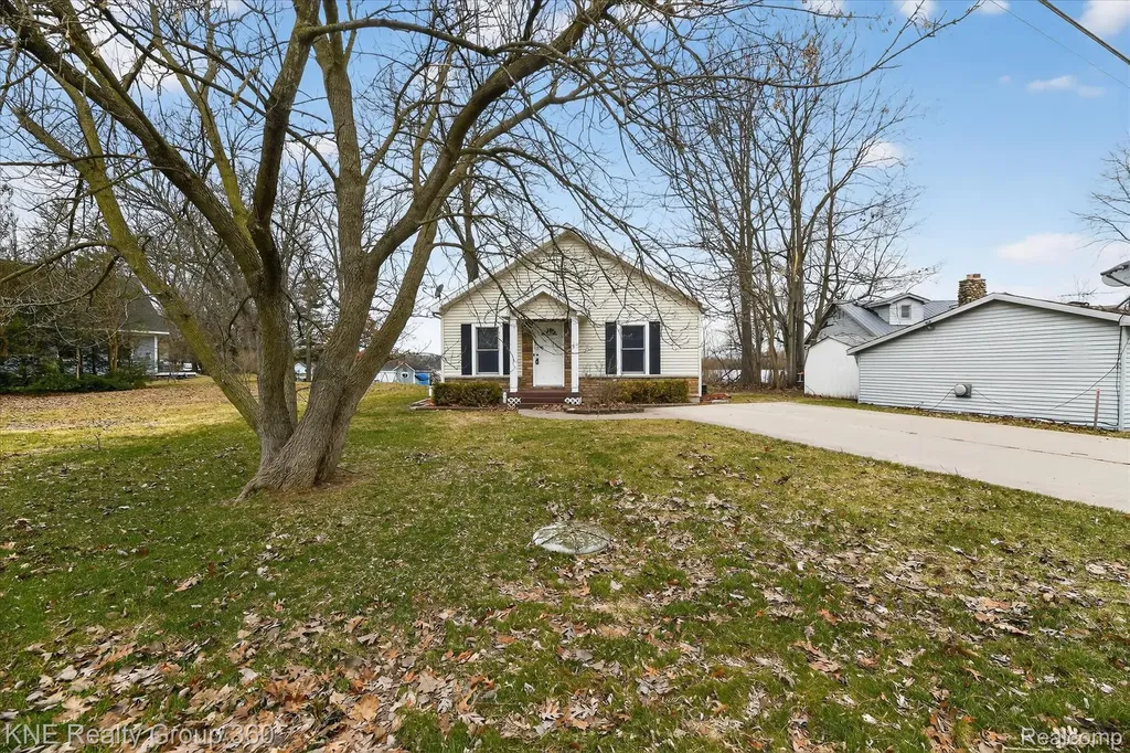 1525 Shoreline Drive Hartland Township MI 48353