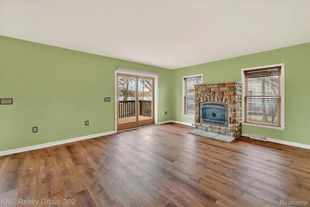 1525 Shoreline Drive Hartland Township MI 48353
