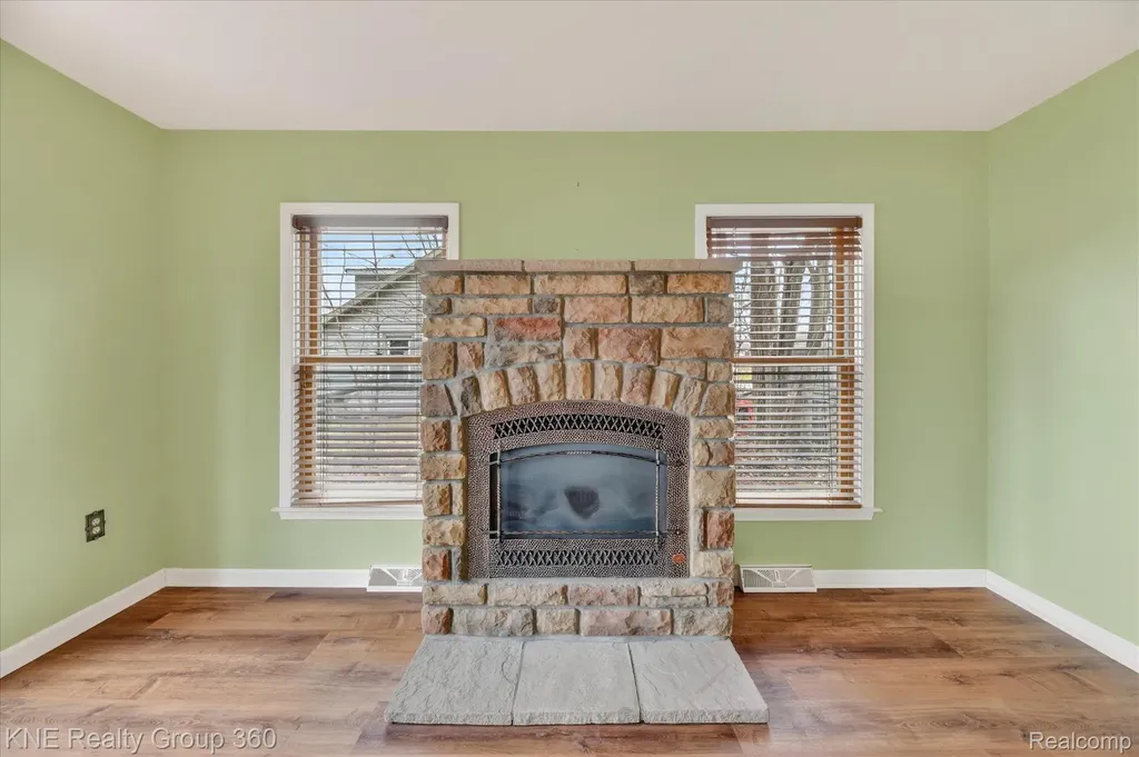 1525 Shoreline Drive Hartland Township MI 48353