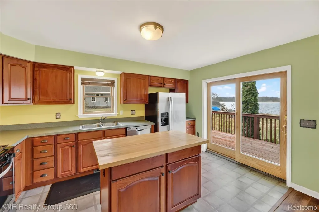 1525 Shoreline Drive Hartland Township MI 48353