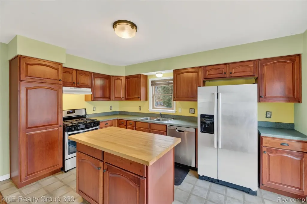 1525 Shoreline Drive Hartland Township MI 48353