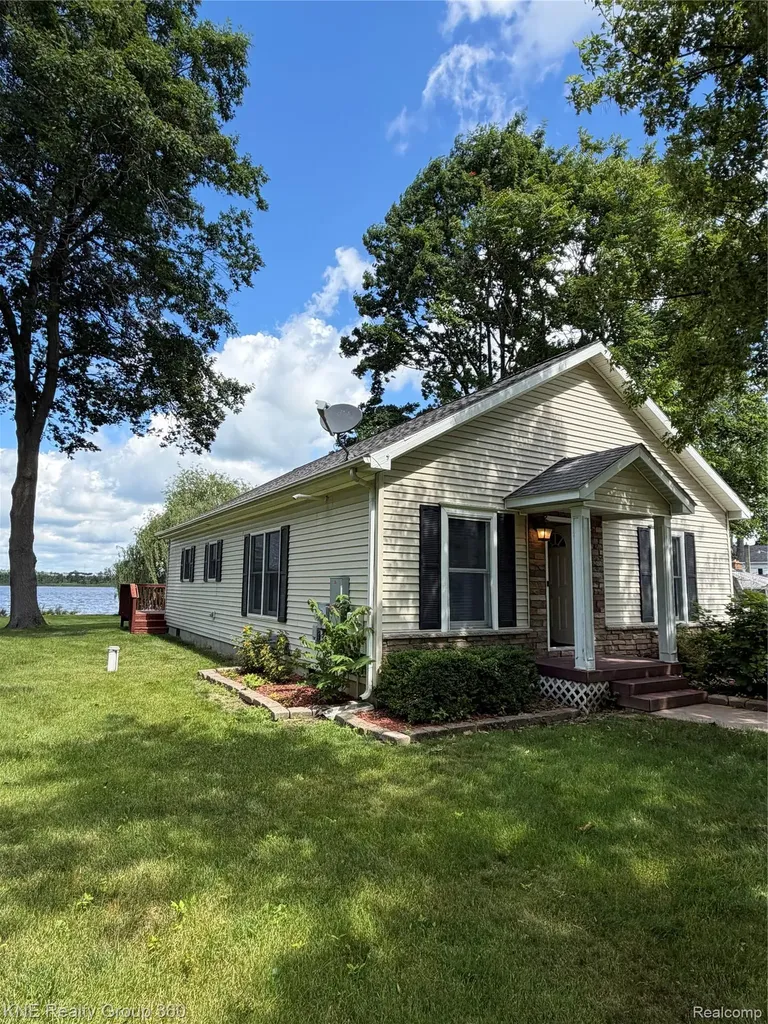 1525 Shoreline Drive Hartland Township MI 48353