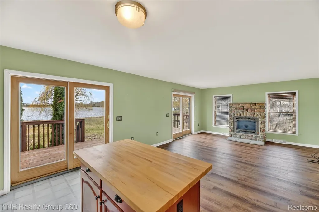 1525 Shoreline Drive Hartland Township MI 48353