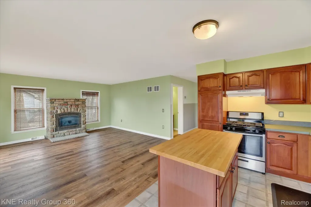 1525 Shoreline Drive Hartland Township MI 48353