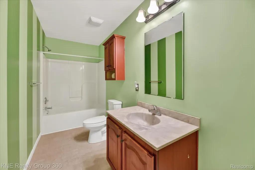 1525 Shoreline Drive Hartland Township MI 48353