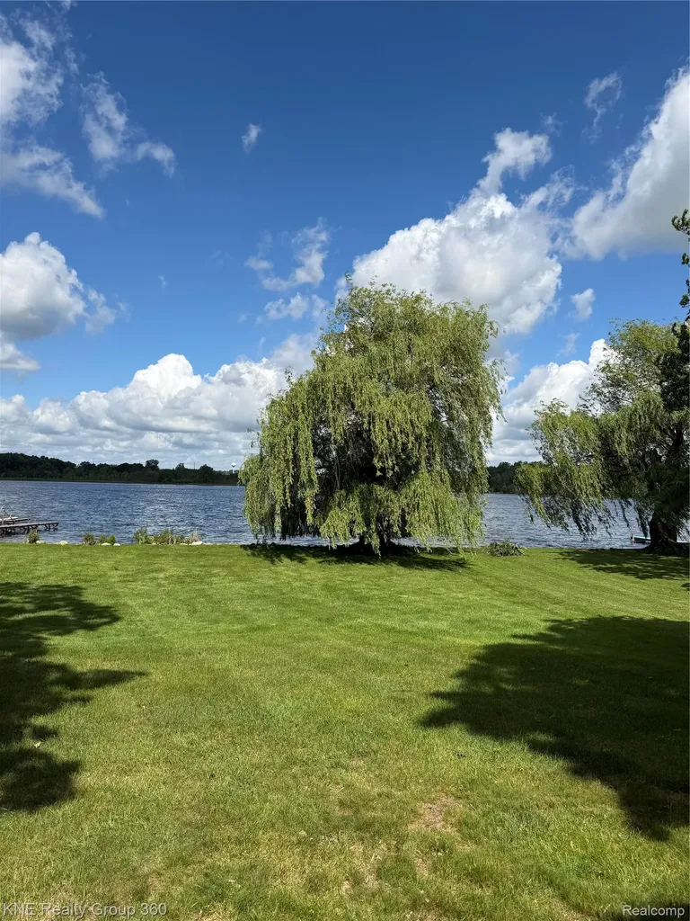 1525 Shoreline Drive Hartland Township MI 48353