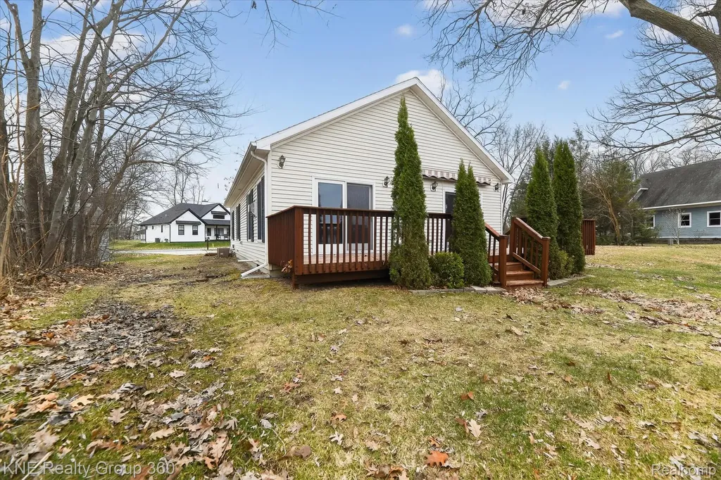 1525 Shoreline Drive Hartland Township MI 48353