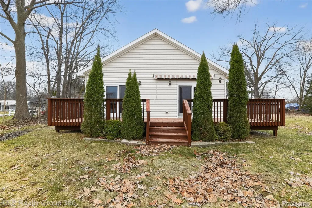 1525 Shoreline Drive Hartland Township MI 48353