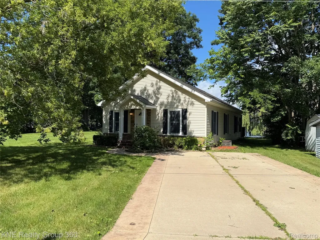 1525 Shoreline Drive Hartland Township MI 48353