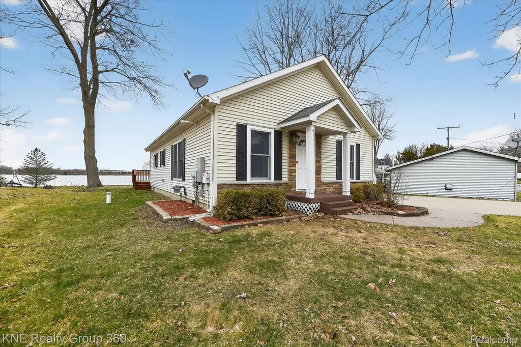 1525 Shoreline Drive Hartland Township MI 48353