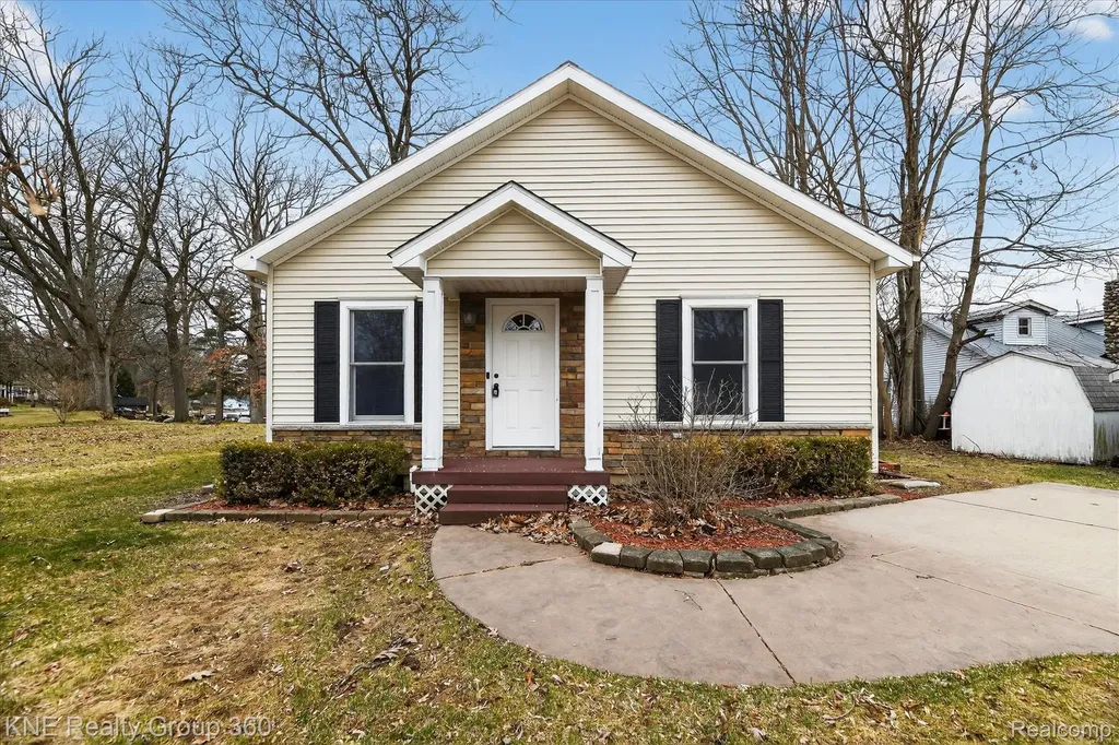 1525 Shoreline Drive Hartland Township MI 48353