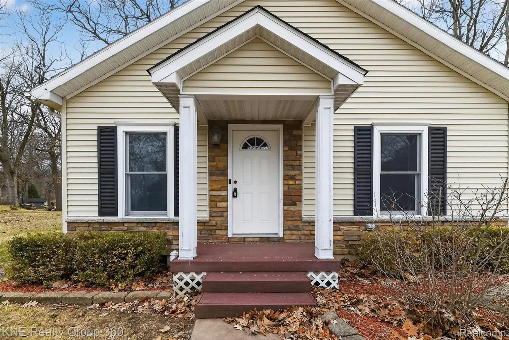 1525 Shoreline Drive Hartland Township MI 48353