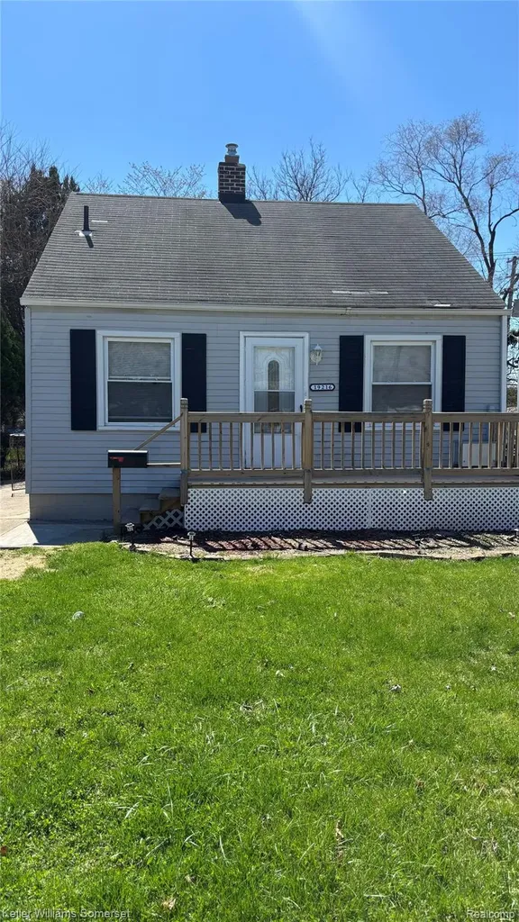 19216 Woodside Street Harper Woods City MI 48225