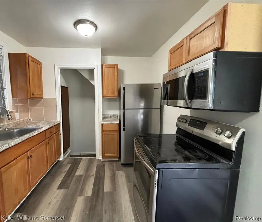 19216 Woodside Street Harper Woods City MI 48225
