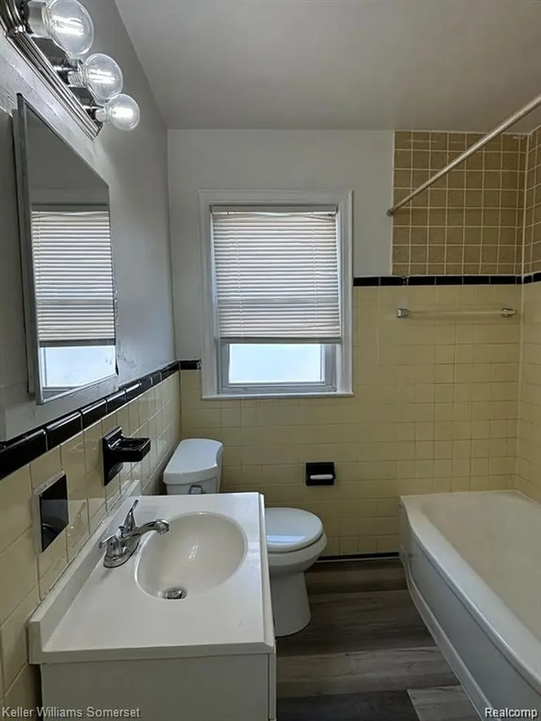 19216 Woodside Street Harper Woods City MI 48225