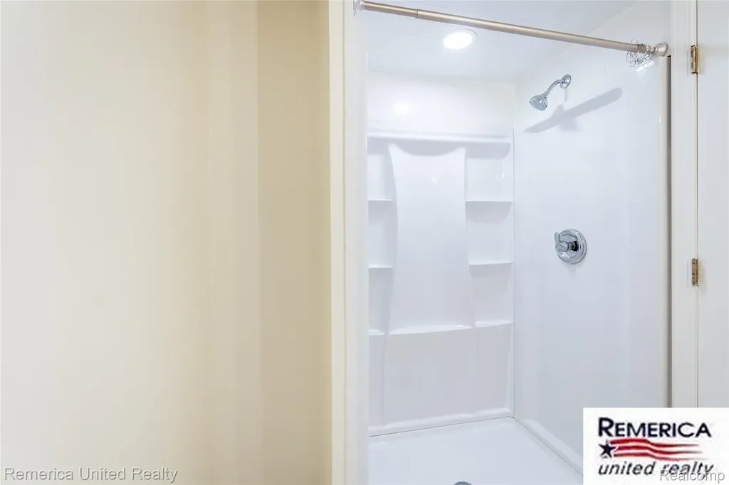 3553 Port Cove Drive Waterford Charter Township MI 48328
