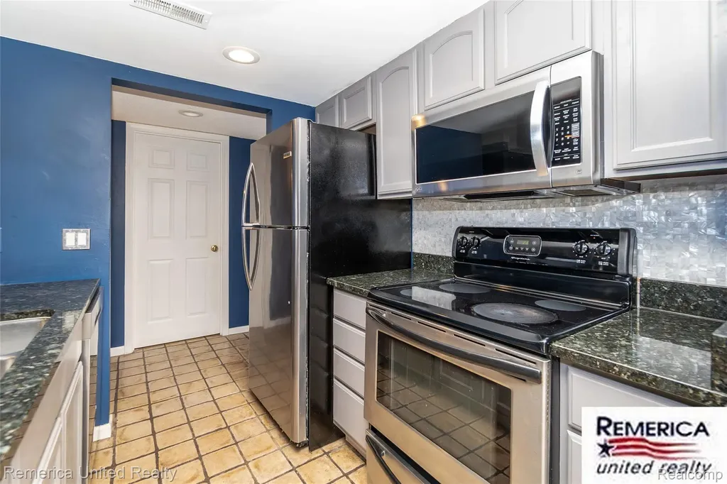 3553 Port Cove Drive Waterford Charter Township MI 48328