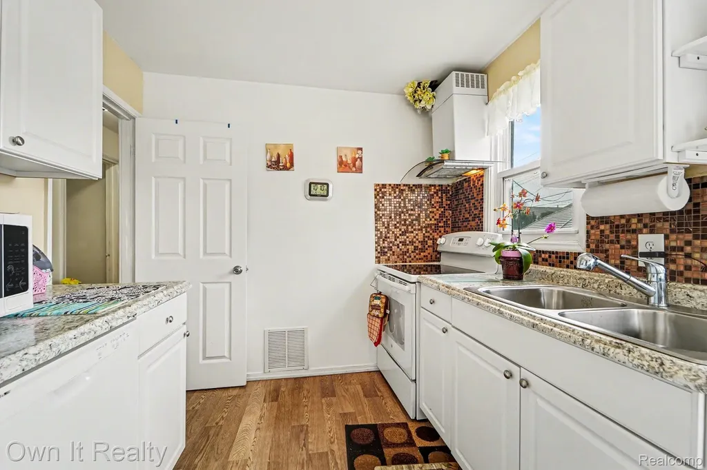 1647 Stewart Avenue Lincoln Park City MI 48146