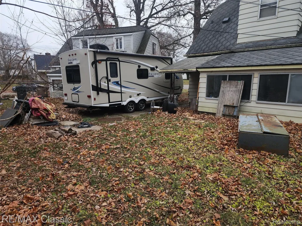 643 E Kennett Road Pontiac City MI 48340