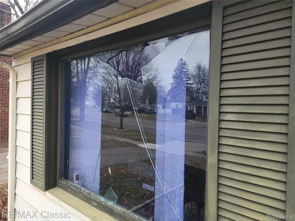 643 E Kennett Road Pontiac City MI 48340