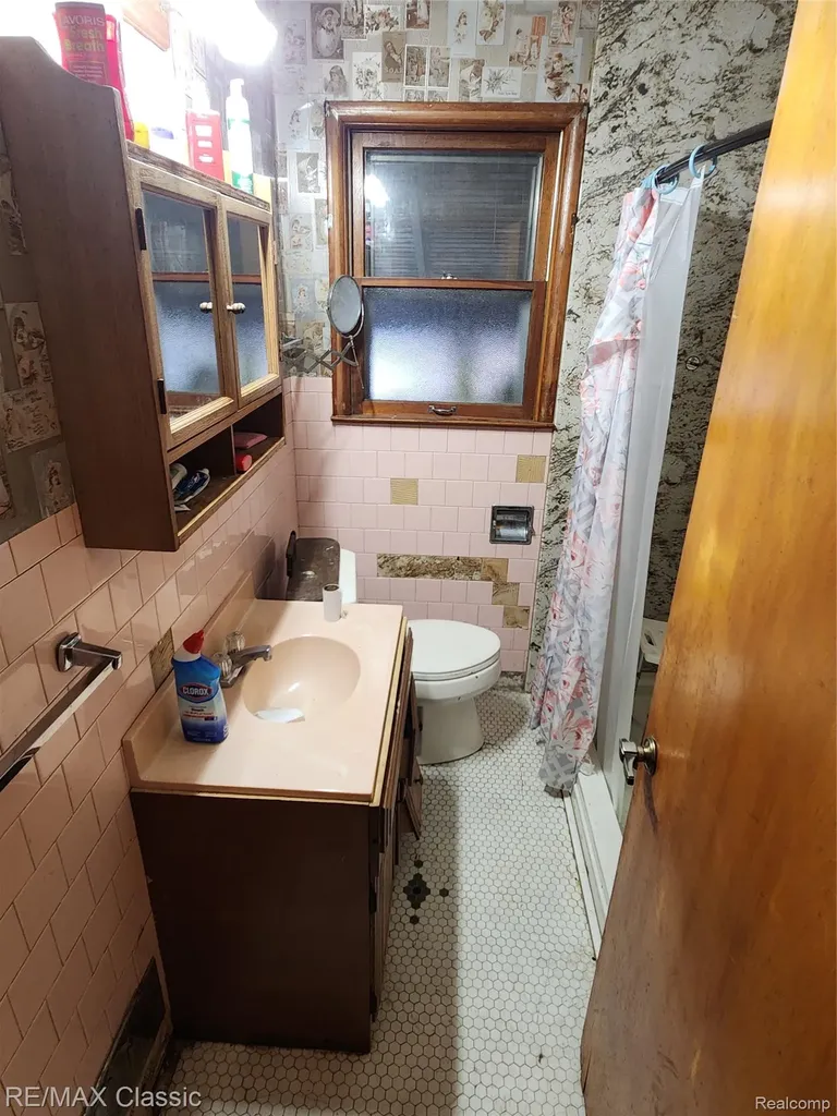 643 E Kennett Road Pontiac City MI 48340