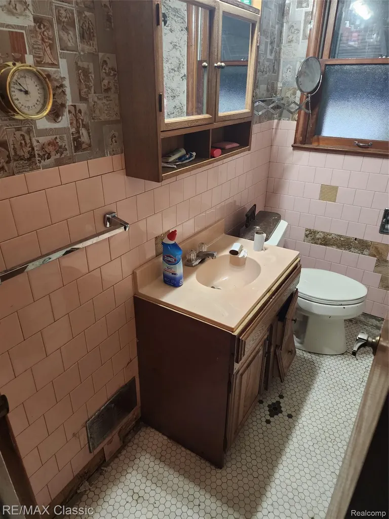 643 E Kennett Road Pontiac City MI 48340
