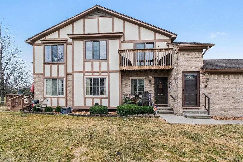 946 Country Club Drive St. Clair Shores City MI 48082