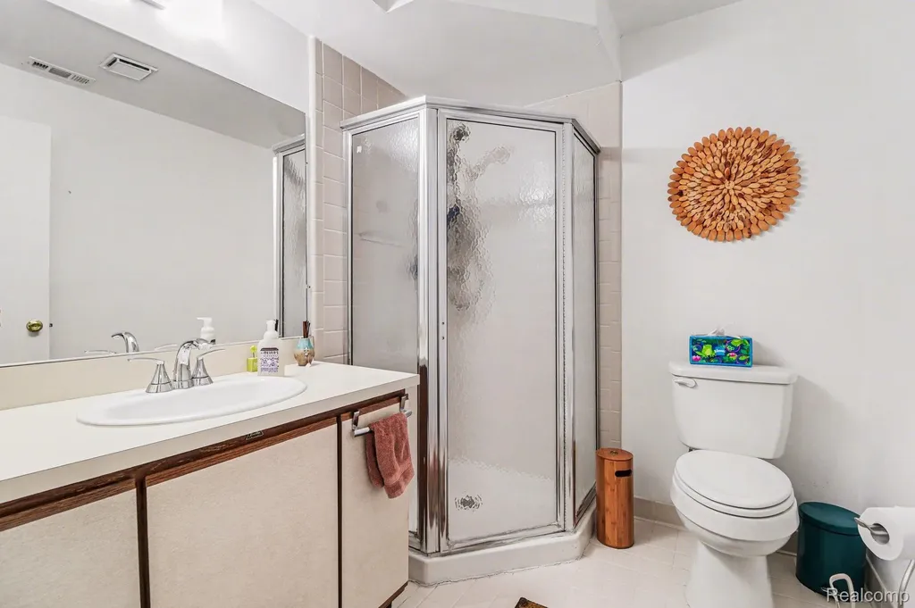 946 Country Club Drive St. Clair Shores City MI 48082