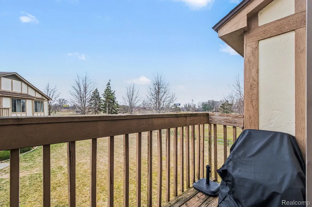 946 Country Club Drive St. Clair Shores City MI 48082