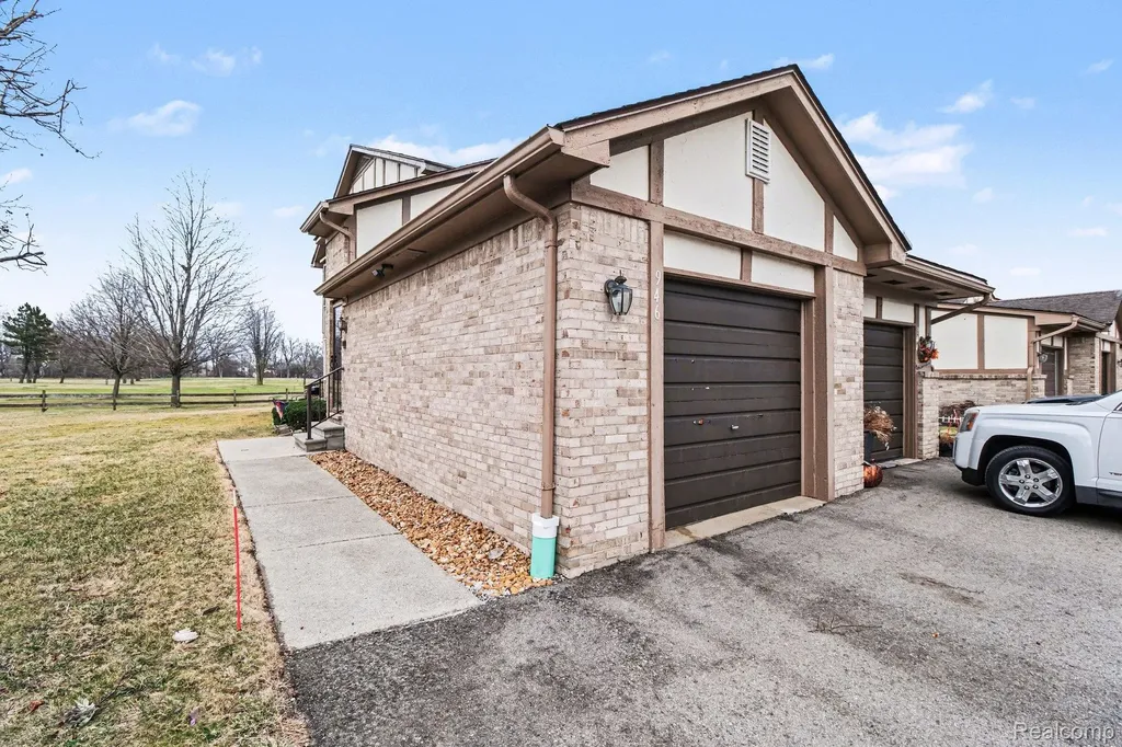 946 Country Club Drive St. Clair Shores City MI 48082