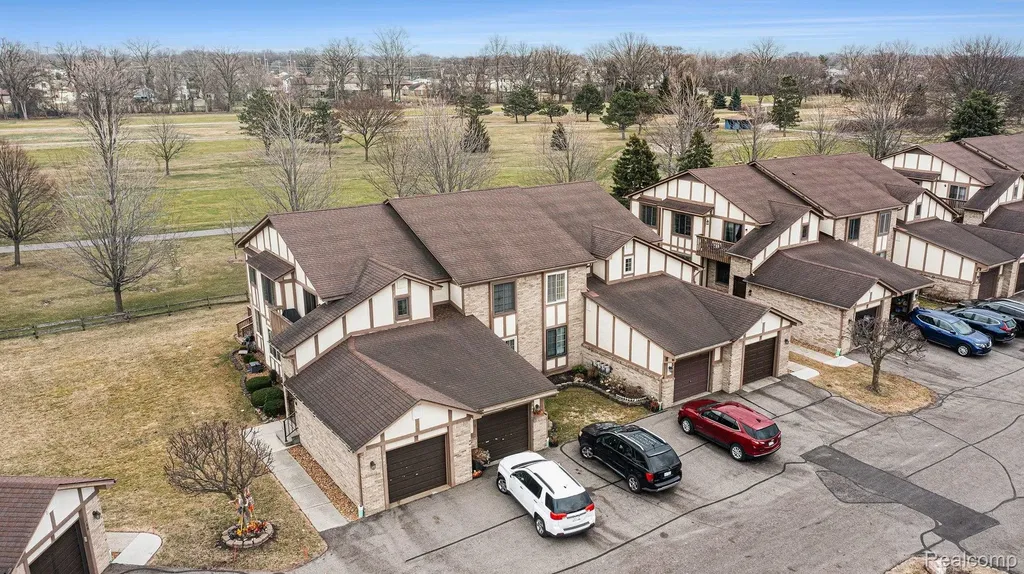 946 Country Club Drive St. Clair Shores City MI 48082