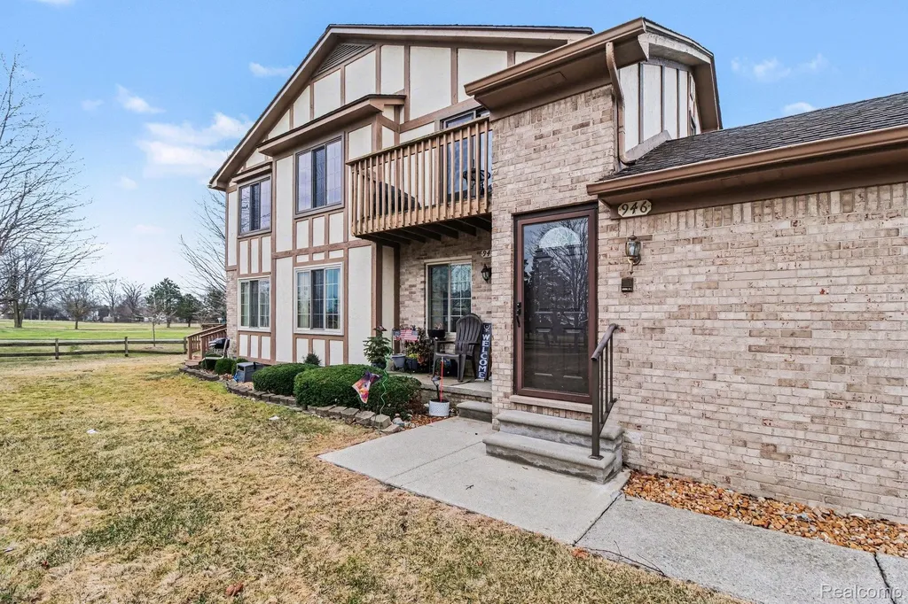 946 Country Club Drive St. Clair Shores City MI 48082