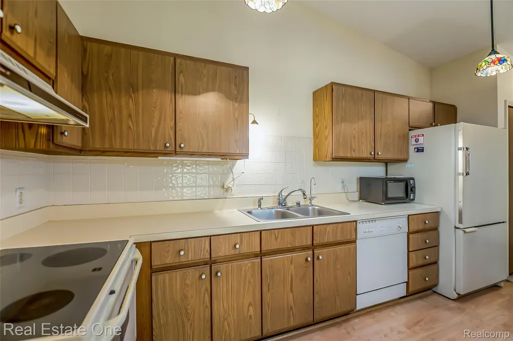 25104 Hamilton Court South Lyon City MI 48178