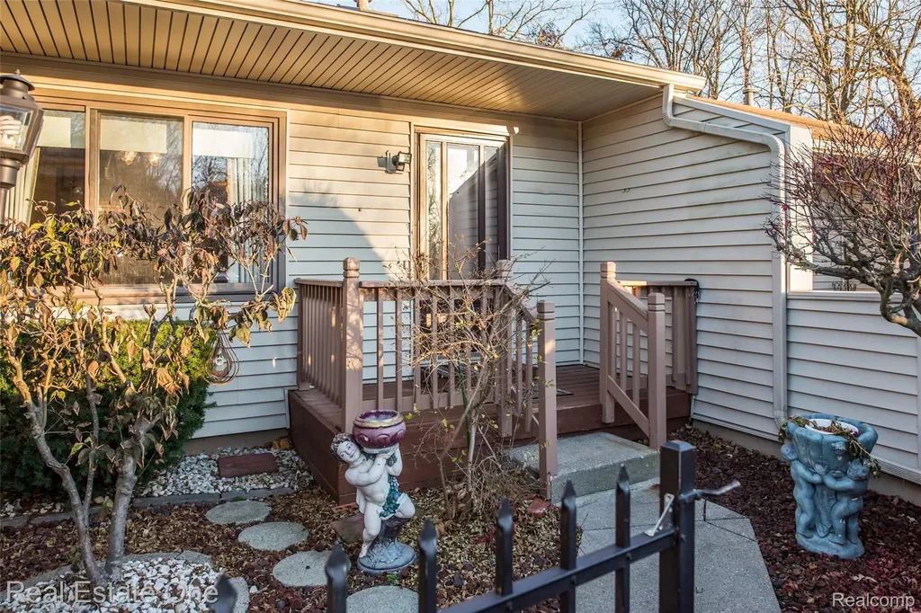 25104 Hamilton Court South Lyon City MI 48178