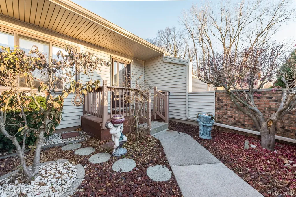 25104 Hamilton Court South Lyon City MI 48178
