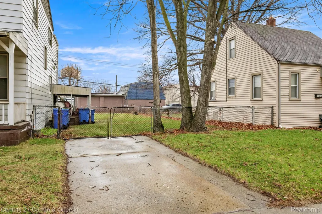11352 Rivard Avenue Warren City MI 48089