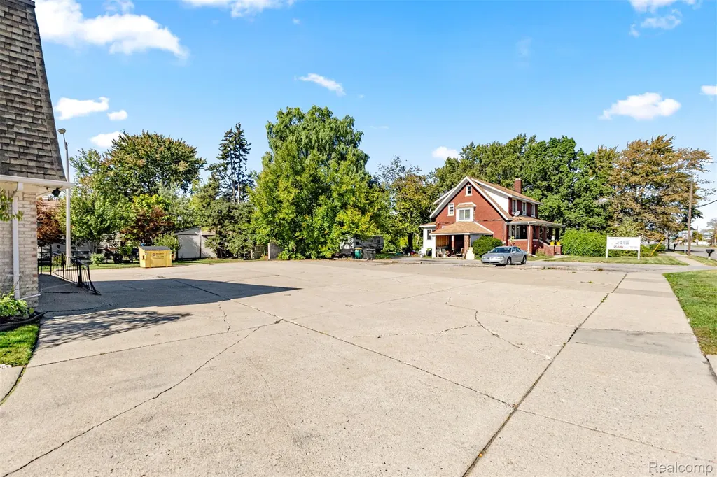 30401 Utica Road Roseville City MI 48066