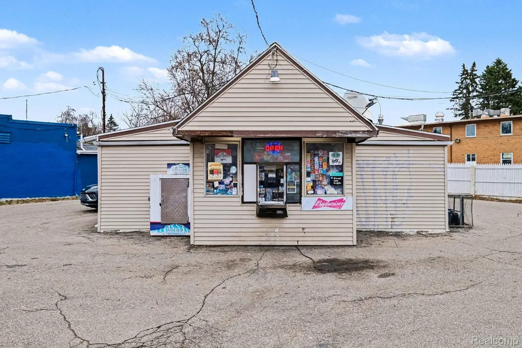 2702 N Franklin Avenue Flint City MI 48506
