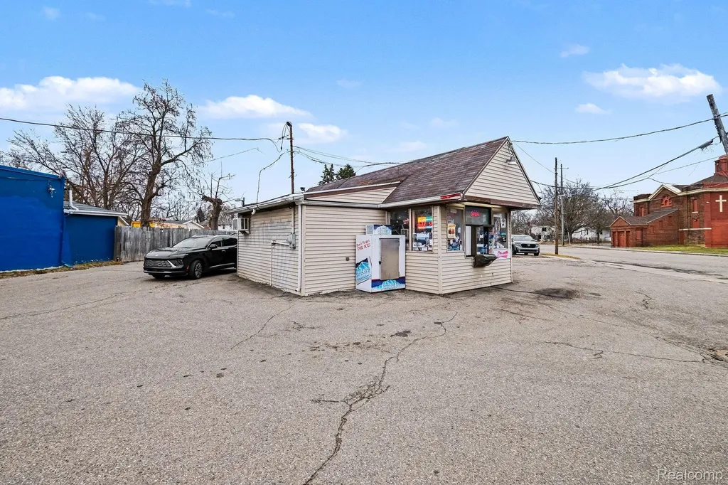 2702 N Franklin Avenue Flint City MI 48506