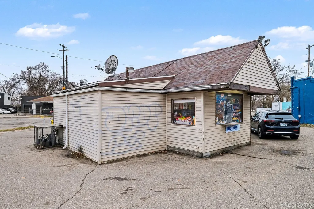 2702 N Franklin Avenue Flint City MI 48506