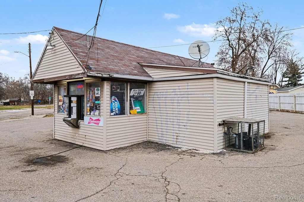 2702 N Franklin Avenue Flint City MI 48506