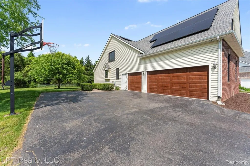 8617 Bonaventure Drive Green Oak Township MI 48116