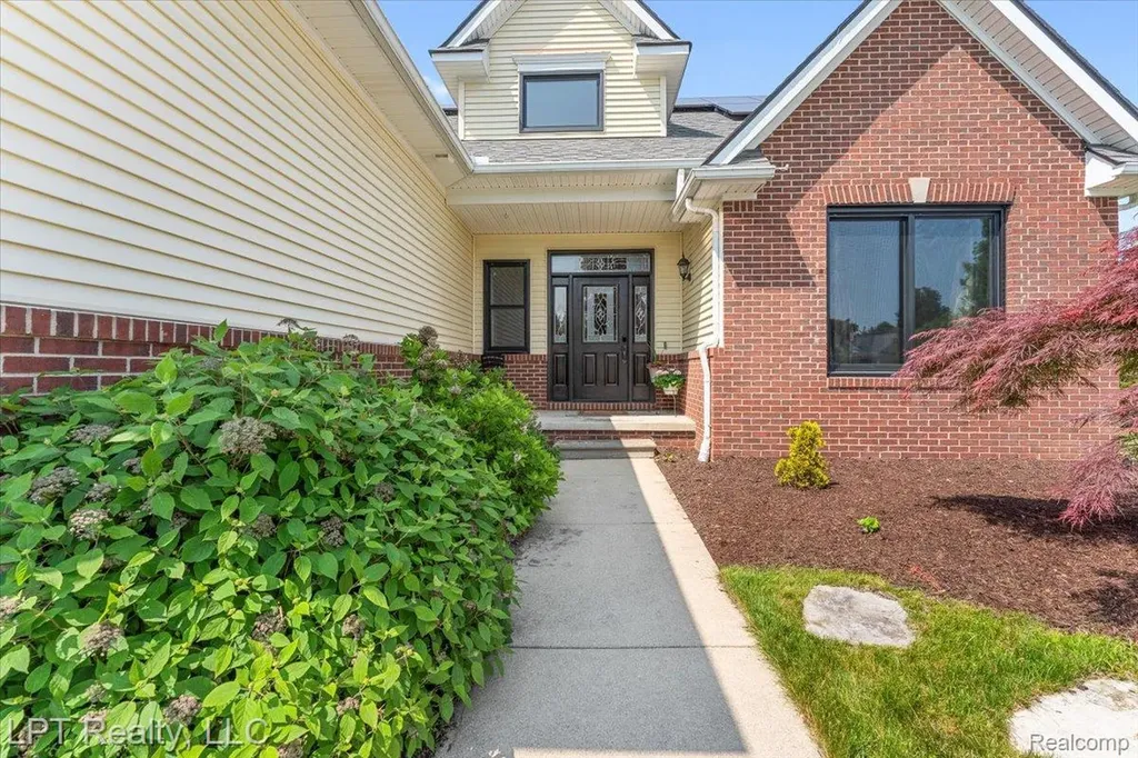 8617 Bonaventure Drive Green Oak Township MI 48116